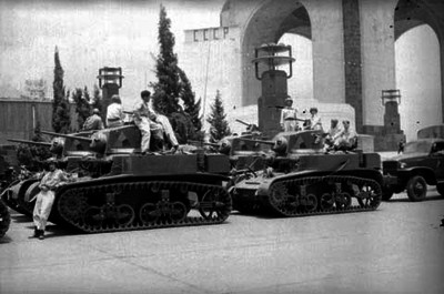 Soldados sobre unos tanques de guerra junto al Monumento a la Revolución