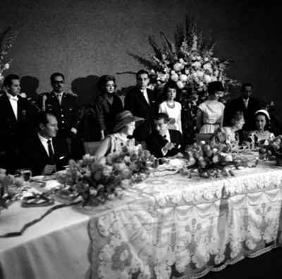 Adolfo López Mateos, acompañado por la reina Juliana y sus hijos durante un banquete ofrecido en su honor