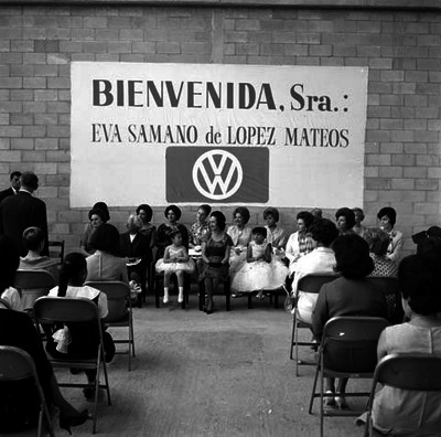 Eva Sámano de López Mateos presidiendo la ceremonia de entrega de unidades para el servicio del INPI