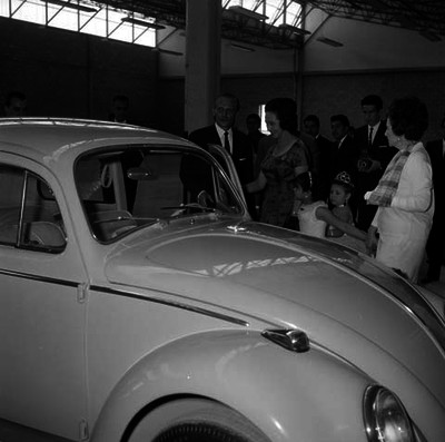 Eva Sámano de López Mateos recibiendo las unidades donadas por la Valks Wagen para servicio del INPI