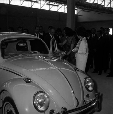 Eva Sámano de López Mateos recibiendo las unidades donadas por la Valks Wagen para servicio de INPI