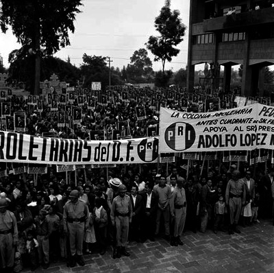 Gente durante la inauguración de la unidad Independencia, del Seguro Social