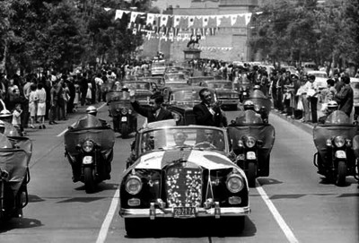 Adolfo López Mateos y Akihito principe de Japón durante un recorrido por las calles de la cd. de México