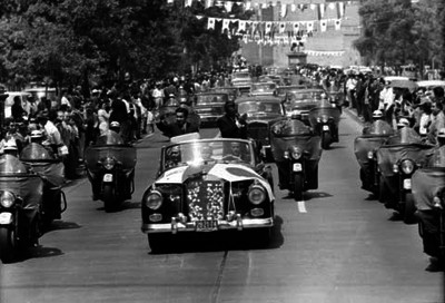 Adolfo López Mateos y Akihito principe de Japón durante un recorrido por las calles de la cd. de México