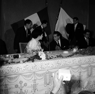 Adolfo López conversando con Michiko durante el banquete