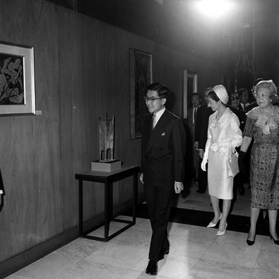 Akihito y Michiko principes de Japón recorriendo una exposición de pintura en el Palacio de Bellas Artes