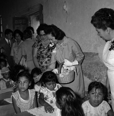 Eva Sámano de López Mateos, repartiendo gorditas a los niños durante un desayuno en Cruz de Costilla