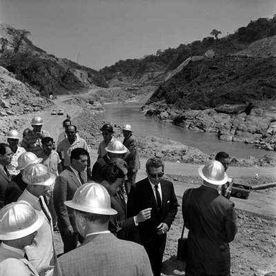 Adolfo López Mateos, et. al., en presa de raudales, Malpaso