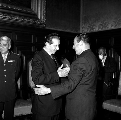 Adolfo López Mateos recibiendo saludos de un funcionario