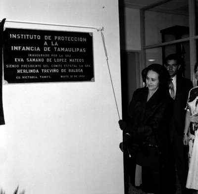 Eva Sámano de López Mateos develando la placa del Instituto de pretección a la Infancia
