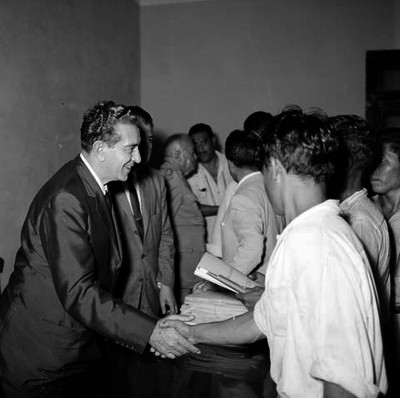 Adolfo López Mateos entregando escrituras a campesinos durante su gira por Veracruz