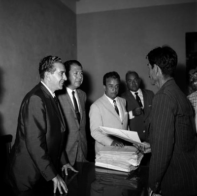 Adolfo López Mateos entregando escrituras a campesinos durante su gira por Veracruz