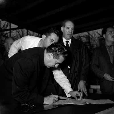 Adolfo López Mateos firmando un documento, durante su gira de trabajo en el estado de Veracruz
