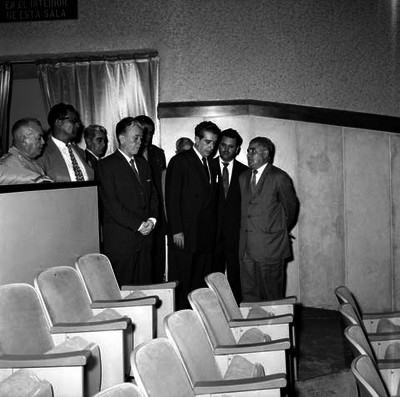 Adolfo López Mateos, Antonio M. Quirosco y funcionarios públicos entrando a un auditorio