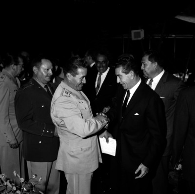 Adolfo López Mateos siendo saludado por un Capitán Primero el dia de su cumpleaños