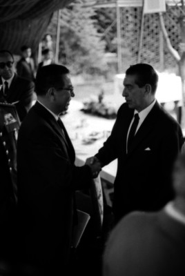 Hombres felicitando a Adolfo López Mateos el dia de su cumpleaños