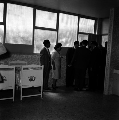 Adolfo López Mateos con empresarios observando un estand de artesanias durante la inauguración de la feria del hogar en la cd. de México
