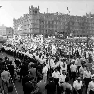 Trabajadores de diferentes sindicatos desfilando por el Zócalo de la Ciudad de México