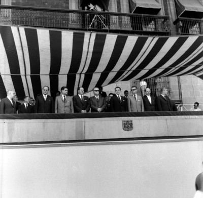 Adolfo López Mateos y comitiva en un balcón, durante la ceremonia del 1° de Mayo