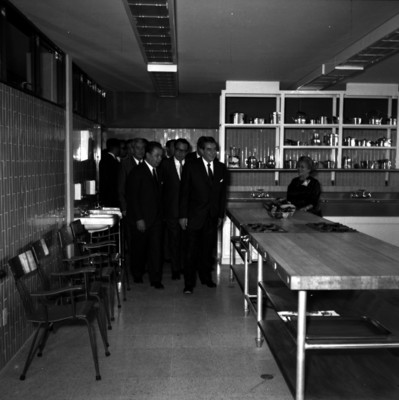 Adolfo López Mateos visitando la cocina del seguro social