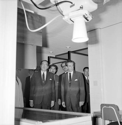 Adolfo López Mateos y funcionarios en las instalaciones del centro de salud de Tepatitlán durante su inauguración