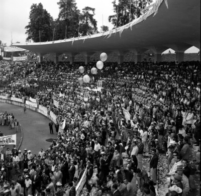 Asistentes a ceremonia oficial en tribunas