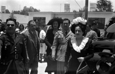 Beatriz Velasco de Alemán con militares y funcionarios