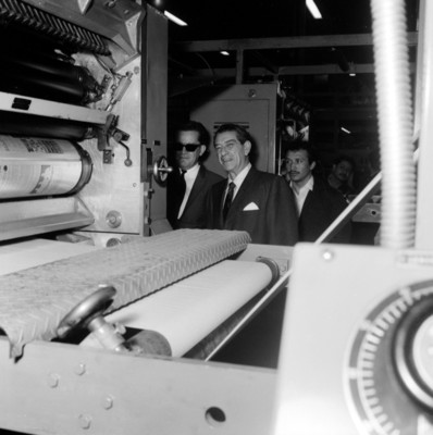 Adolfo López Mateos con empresarios visitando los talleres del periódico Ovaciones durante su inauguración