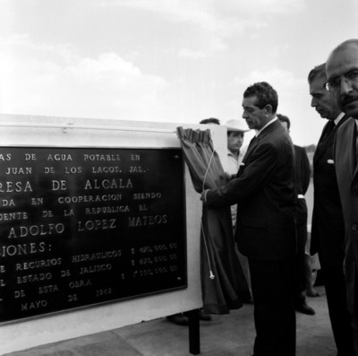 Adolfo López Mateos develando la placa de inauguración de la presa de Alcala en San Juan de los Lagos, Jalisco