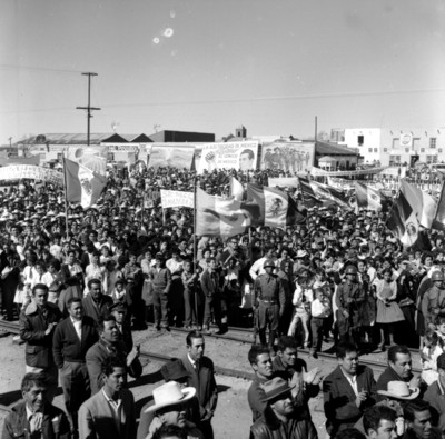 Mitin de varias organizaciones del trabajo apoyando la gira de Adolfo López Mateos por Chihuahua