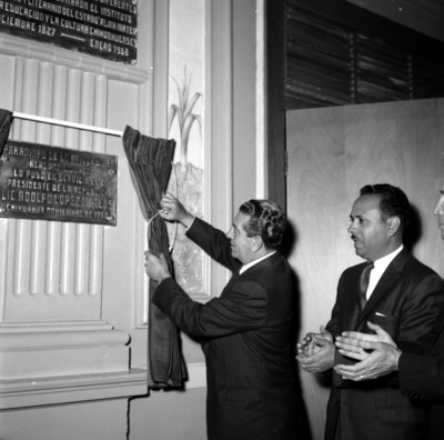 Adolfo López Mateos develando una placa