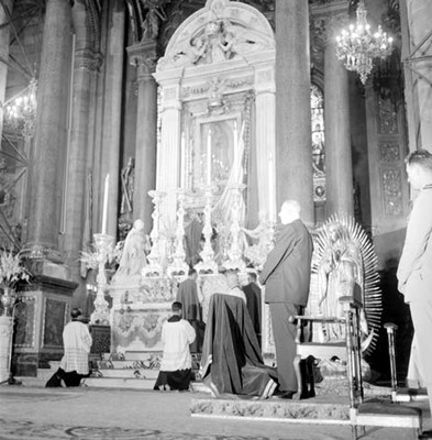 Charles de Gaulle ante el altar de la Basílica de Guadalupe, durante una misa