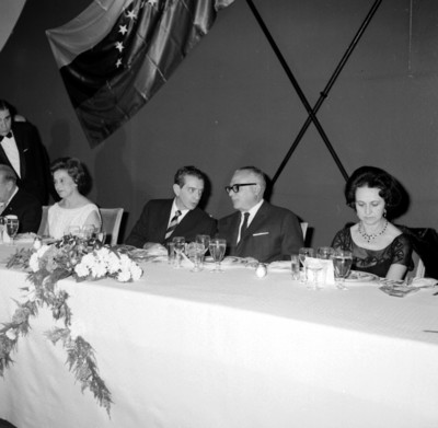 Adolfo López Mateos conversando con Rómulo Betancourt, acompañados por sus esposas, durante un banquete en el hotel María Isabel