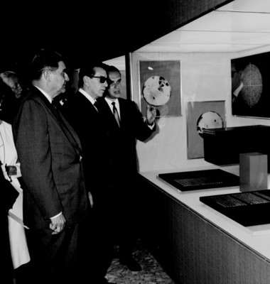 Adolfo López Mateos conversando con Raul Salinas en una sala de Geografía del nuevo Mueso de Historia Natural