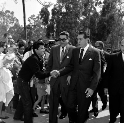 Adolfo López Mateos, Ernesto Uruchurtu y demás funcionarios, recorriendo instalaciones de Chapultepec