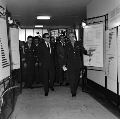 Adolfo López Mateos con funcionarios y militares recorriendo interiores del Museo de Historia Natural