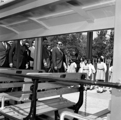 Adolfo López Mateos, Ernesto P. Uruchurtu y demás funcionarios en instalaciones de Chapultepec