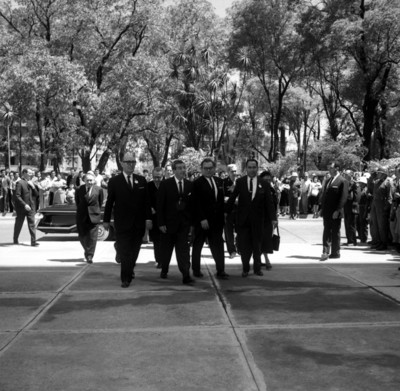Funcionarios dando lectura a un documento en la inauguración del Congreso de la Intervención Europea en México