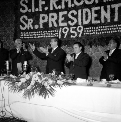Adolfo López Mateos dirigiendo un mensaje durante un banquete con ferrocarrileros