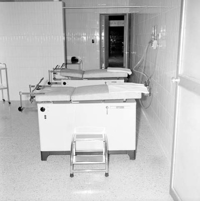 Mesas para auscultación en consultorio médico de clínica N° 2