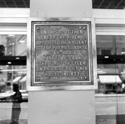 Placa conmemorativa colocada en una tienda del Paso Texas