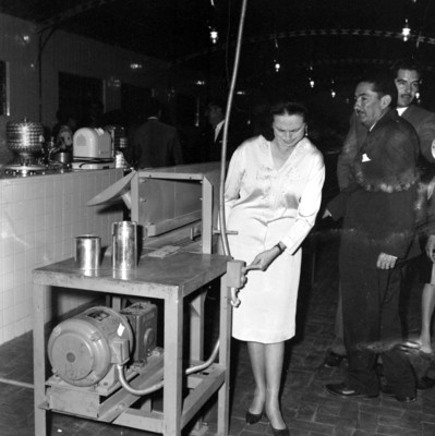 Eva Sámano de López Mateos durante un recorrido por la Hacienda Santacilia