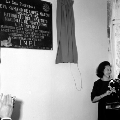 Eva Sámano de López Mateos durante la develación de la placa de la Planta de desayunos escolares en Guanajuato