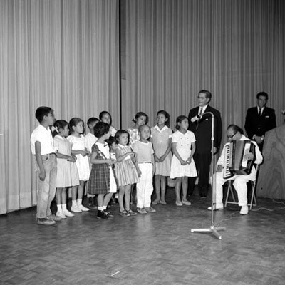 Asistentes a una ceremonia del INPI en un auditorio