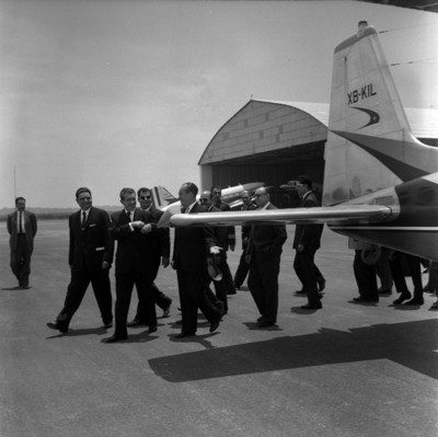 Adolfo López Mateos con miembros de su comitiva, y empresarios inspeccionan aviones hechos en San Luis Potosí