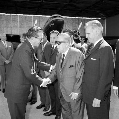 Adolfo López Mateos despidiéndose de Manuel J. Tello y otros secretarios de estado, en el aeropuerto