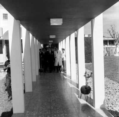 Adolfo López Mateos y demás funcionarios recorriendo un Centro da Salud