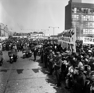 Rómulo Betancourt, presidente de Venezuela y Adolfo López Mateos presidiendo un desfile de bienvenida por la calle