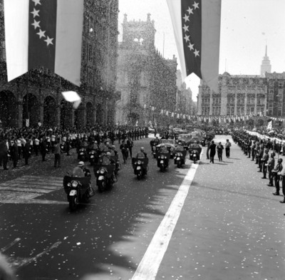 Rómulo Betancourt, presidente de Venezuela y Adolfo López Mateos presidiendo un desfile de Bienvenida por una calle