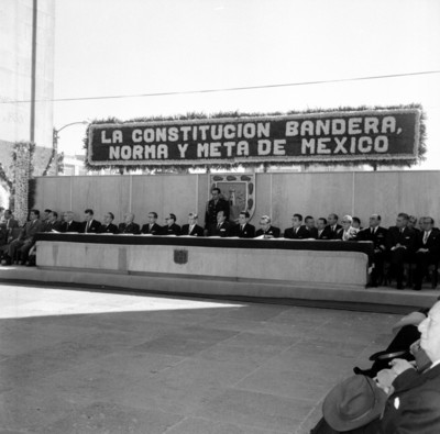 Adolfo López Mateos y miembros de su comitiva durante el aniversario de la Constitución